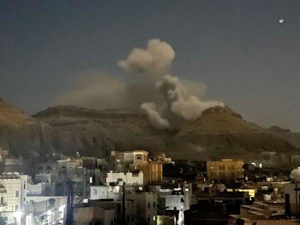 مصادر: مقتل 6 خبراء إيرانيين ولبنانيين بانفجار صاروخ بمعسكر للحوثيين في صنعاء