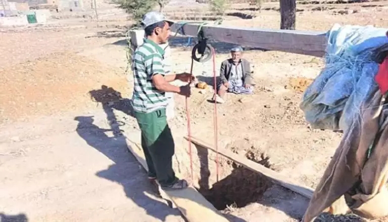 بينهم ثلا فتيات صغيرات وشاب حاول إنقادهن .. : أنتشال اربع جثتت من آل الحداد غرقوا في بئر جنوب تعز