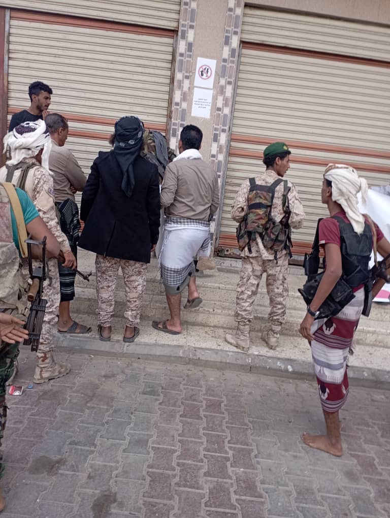 مسلحون يقتحمون وزارة التعليم العالي ويعتدون على موظفيها صباح اليوم في عدن. 