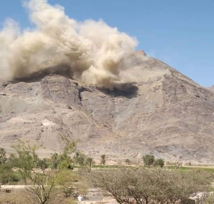 الحوثيون يفجرون عقبة القنذع لمنع تقدم الجيش والعمالقة إلى البيضاء