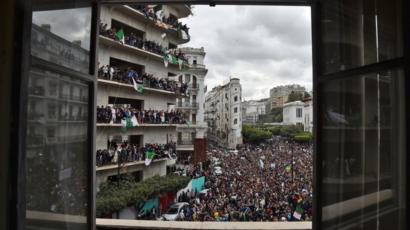 مظاهرات الجزائر: عشرات الآلاف في شوارع العاصمة في أكبر تظاهرات منذ "الربيع العربي"