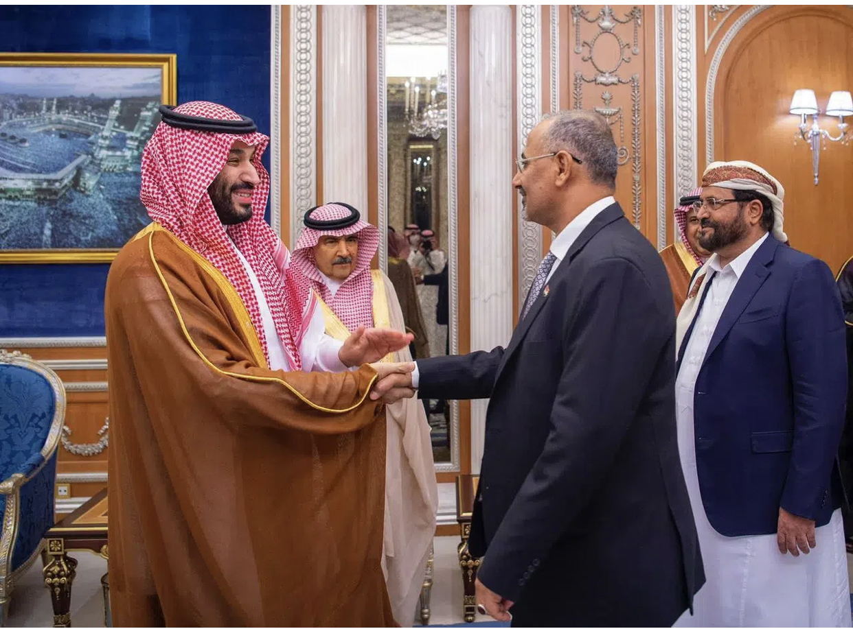 “مجتهد” يكشف كواليس تنحي “هادي” وإعلان مجلس القيادة الرئاسي عبر “عملية كذب”