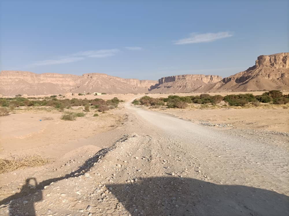 نزول فريق فني من صندوق صيانة الطرق والجسور إلى مديرية حريضة في حضرموت 