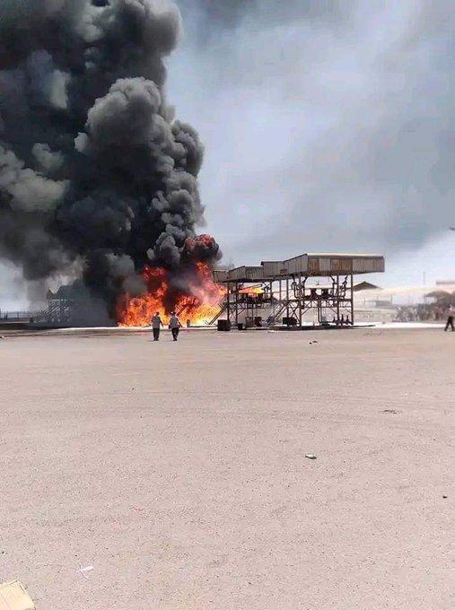 إصابة 4 عمال جراء اندلاع حريق بسبب تماس كهربائي في ميناء الزيت بعدن