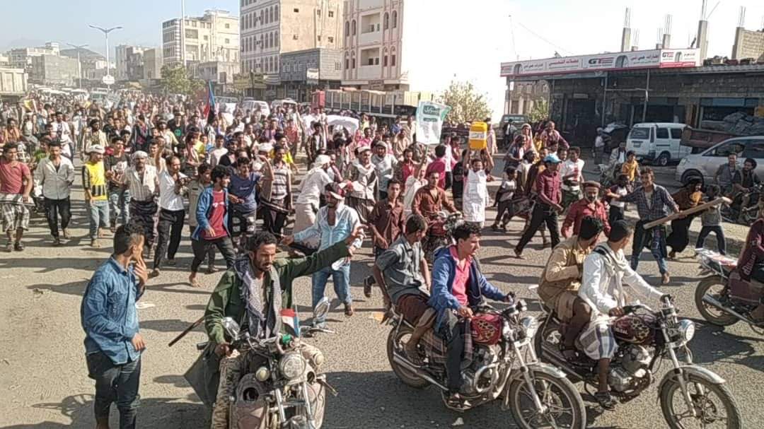 عاجل: مهلة لمدة 4 أيام.. مظاهرة غاضبة في لحج تطرح اربعة مطالب لتنفيذها او الزحف الى عدن 