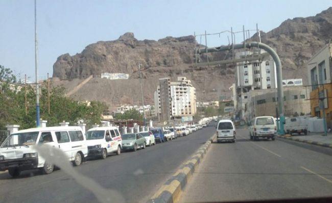 إغلاق محطات وقود حكومية في مدينة عدن يتسبب بأزمة مواصلات