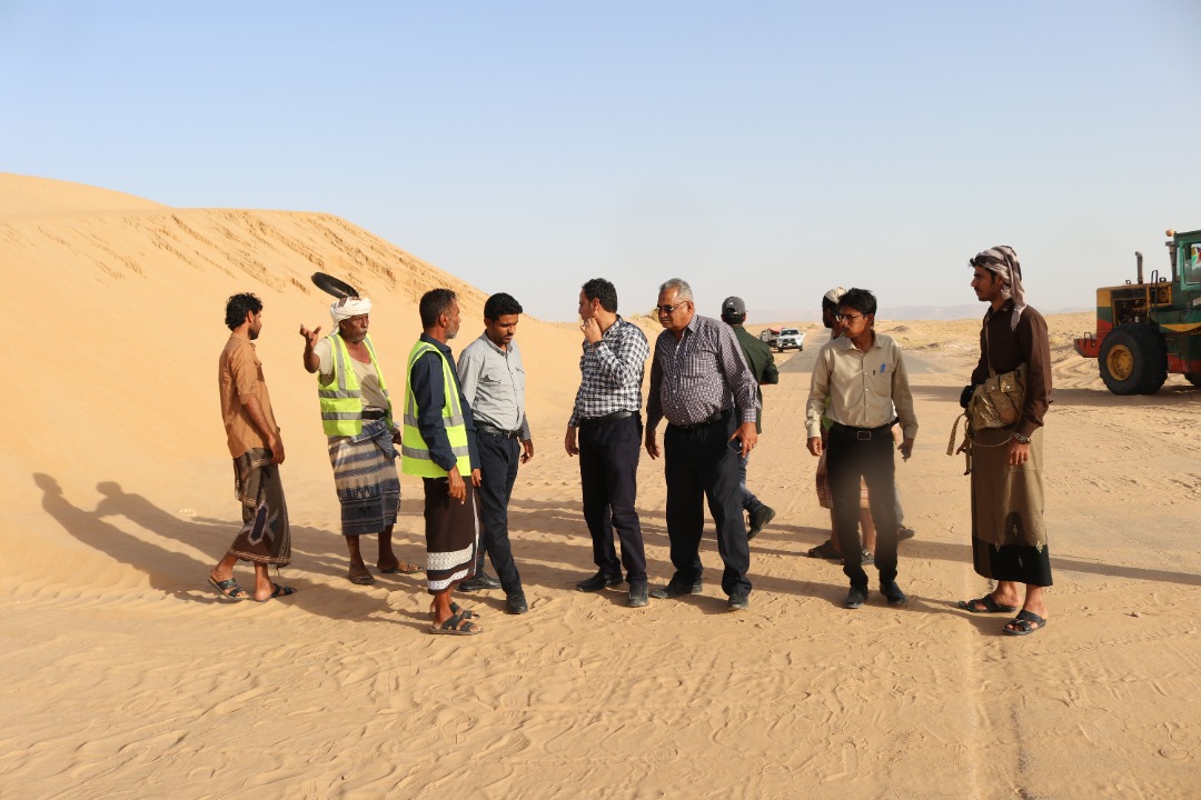 فريق هندسي من عدن يطلع على إزاحة الرمال بخط عتق العبر في شبوة   
