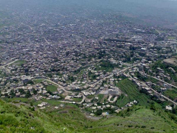 وفاة شاب ونجاة 3 آخرين إثر انهيار للتربة في إب جراء الأمطار الغزيرة