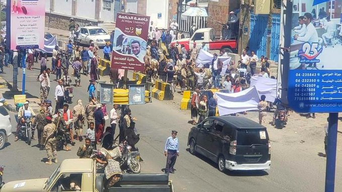 إغلاق مقر محافظة تعز من قبل جنود في اللواء السابع عشر للمطالبة بعلاج زميل لهم