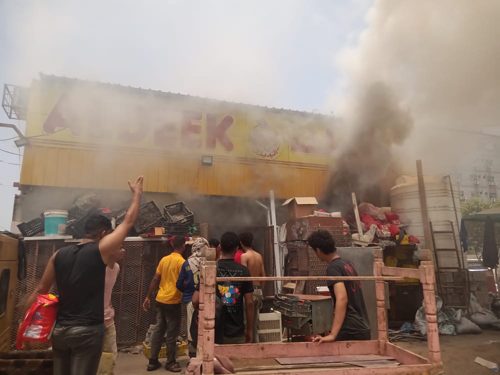 نشوب حريق هائل في مطعم الديك بمدينة عدن