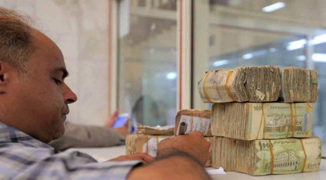 في تعميمه على شركات الصرافة الواقعة تحت سيطرته .. : البنك المركزي للحوثي يمنع سحب الحوالات من القطيبي و 13 مصرف خارج سيطرته
