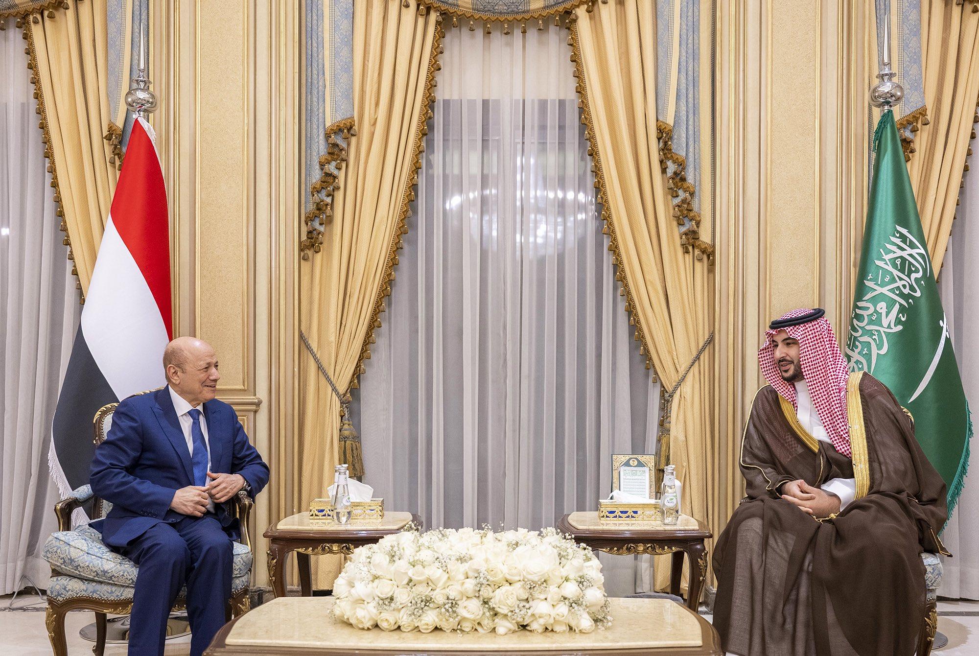 رئيس مجلس القيادة ووزير الدفاع السعودي يناقشان الجهود الاممية لتمديد الهدنة والخطوات المستقبلية للتعامل مع المتغيرات المحتملة