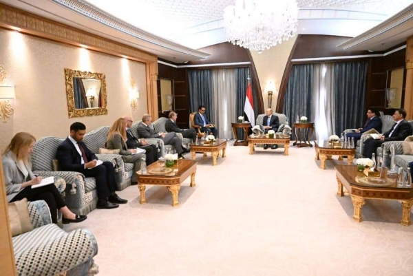 رئيس مجلس القيادة يبحث مع وفد أوروبي جهود تمديد الهدنة الأممية في اليمن