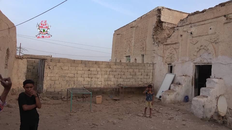 مليشيات الحوثي تواصل قصف المنازل الآهلة بالسكان بمدينة حيس