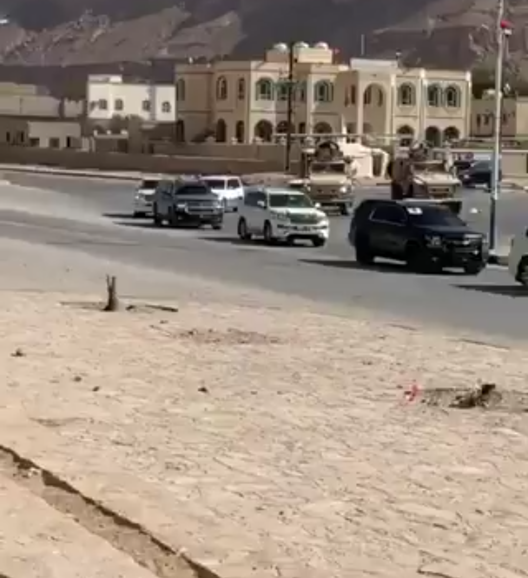 عاجل:هناعدن..ينشر صور حصرية لحظة وصول موكب الرئيس هادي ونائبه علي محسن الأحمر إلى سيئون