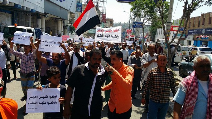 مسيرة في تعز للتنديد بجريمة التنكيل التي طالت عائلة "الحرق" والمطالبة بضبط عصابات نهب الأراضي