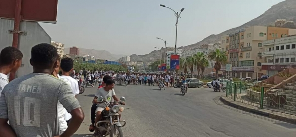 مسيرة طلابية في المكلا تندد بتردي الأوضاع المعيشية 