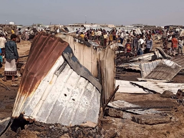 حريق ضخم يلتهم مخيما للنازحين بمدينة الخوخة جنوبي الحديدة