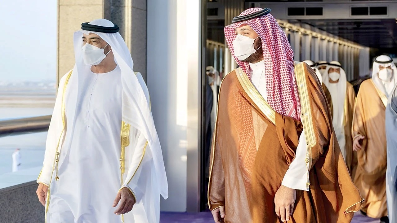 صراع خفي تخوضه الإمارات ضد السعودية أفقدها مركزيتها في السياسة الأمريكية لصالح أبوظبي 