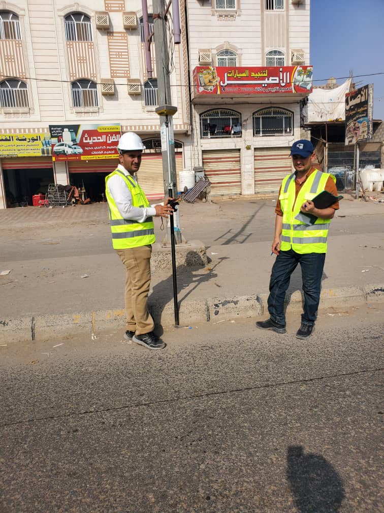 صندوق صيانة الطرق يستكمل أعمال الرفع المساحي لصيانة شارع رئيسي في عدن