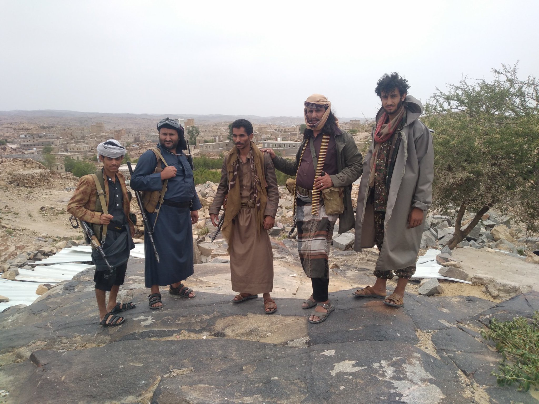 خبر محزن للشعب اليمني  : هكذا سقطت اخر قلاع الشرعية في محافظة البيضاء ونزوح السكان الى يافع دون تفسير الاسباب من الشرعية 