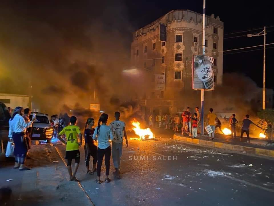ليلة عصيبة على الانتقالي  : تظاهرات غاضبة في عدن تهتف برع برع يا قرود وتوفير الخدمات 
