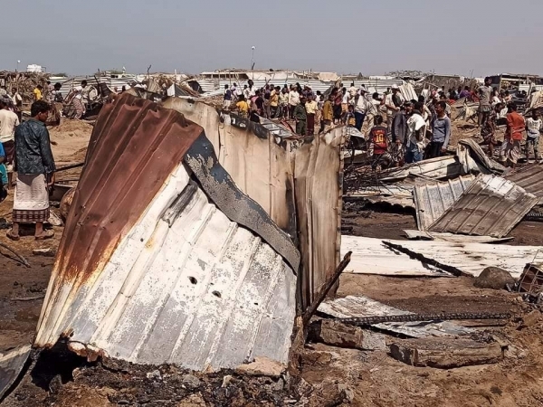 مئة أسرة يمنية في العراء بعد أن التهم حريق منازلها في الخوخة بالحديدة