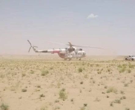 طيار عسكري يمني يهبط بمروحيته بين مأرب وحضرموت لتنفيذ مهمة إسعاف طارئة