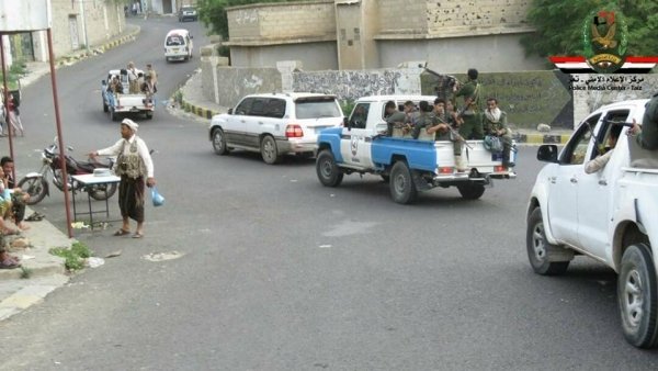 أمن تعز يضبط متهما بإصابة أربعة مواطنين جراء إطلاق نار على طابور للغاز