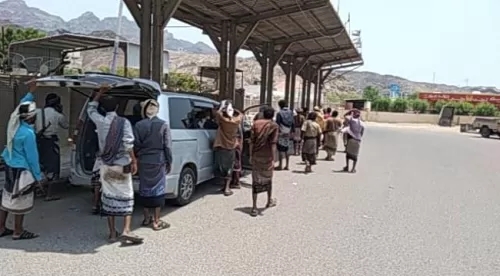 بسبب فصل أكثر من 300 جندي في ألوية النخبة الشبوانية .. : مظاهرة للخبة الشبوانية أمام مقر المجلس الإنتقالي بالعاصمة المؤقتة عدن