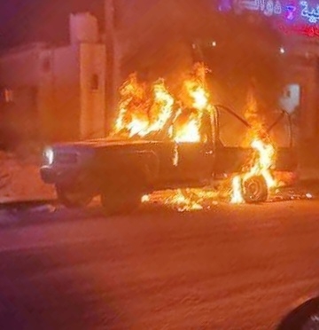 اشتباكات عنيفة بين مجاميع مسلحة في مدينة الوهط بمحافظة لحج وإحراق أطقم