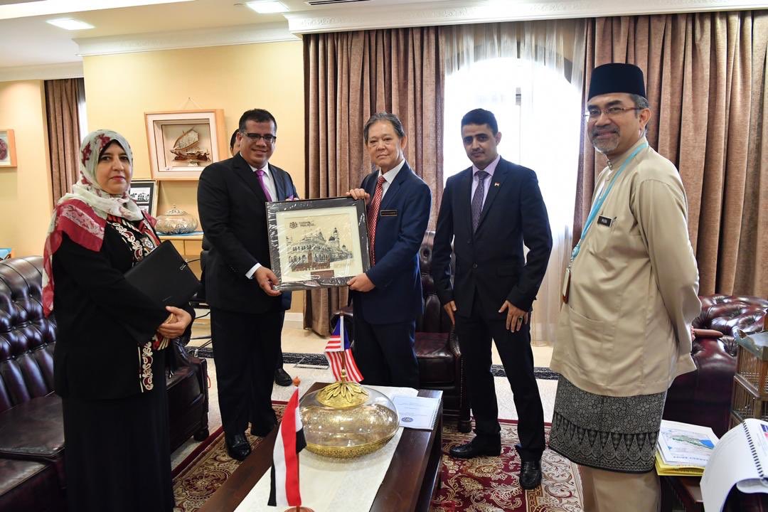 السفير باحميد ووزير السياحة الماليزي يتفقان على تنظيم عدد من الفعاليات الترويجية والثقافية اليمنية