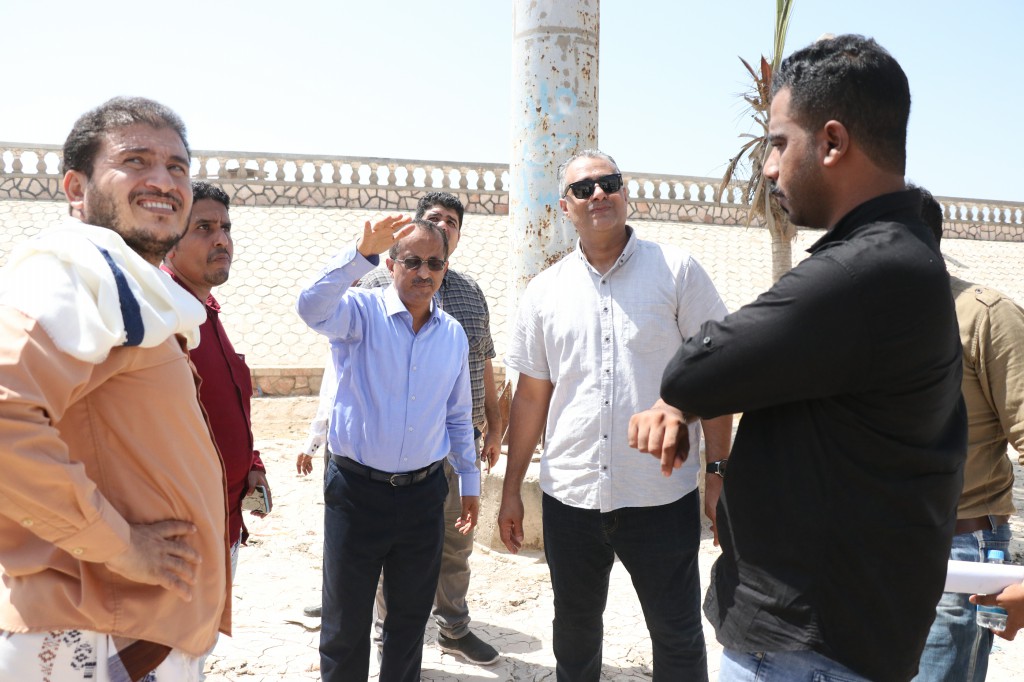 بقيادة الماس : وفد إدارة صندوق صيانة الطرق ووزارة الأشغال الأشغال يتفقد تأثيرات اعصار شاهين في المكلا 