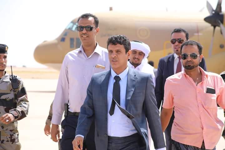 محافظ محافظة المهرة يصل مطار الغيضة الدولي بعد زيارة رسمية ناجحة للمملكة العربية السعودية 