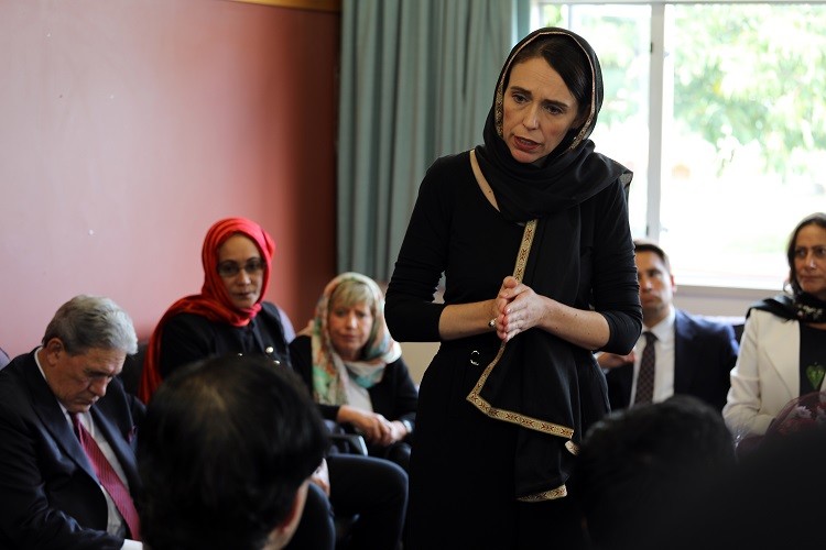 شاهد بالصور ...رئيسة وزراء نيوزيلندا تفاجيء العالم وترتدي الحجاب احتراما لضحايا المسجدين