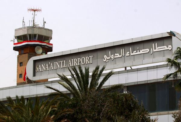 القيادي الحوثي العزي: رحلتان يوميتان من مطار صنعاء أو العودة للحرب