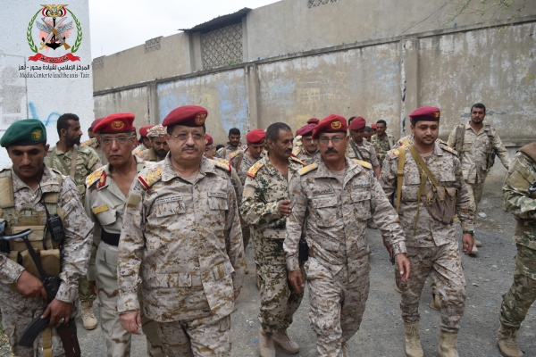 وزير الدفاع يتفقد قوات الجيش في جبهة الكدحة بتعز ويشيد بدور أبناء المحافظة في مواجهة الحوثيين