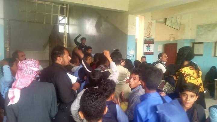 جماعة الحوثي تقيل مدير مدرسة في مدينة إب لمطالبته بتوفير الكتب الدراسية