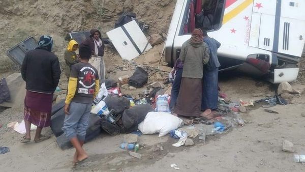 سقوط حافلة نقل جماعي من منحدر جبلي بنقيل القبيطة يودي بحياة شخصين وإصابة العشرات