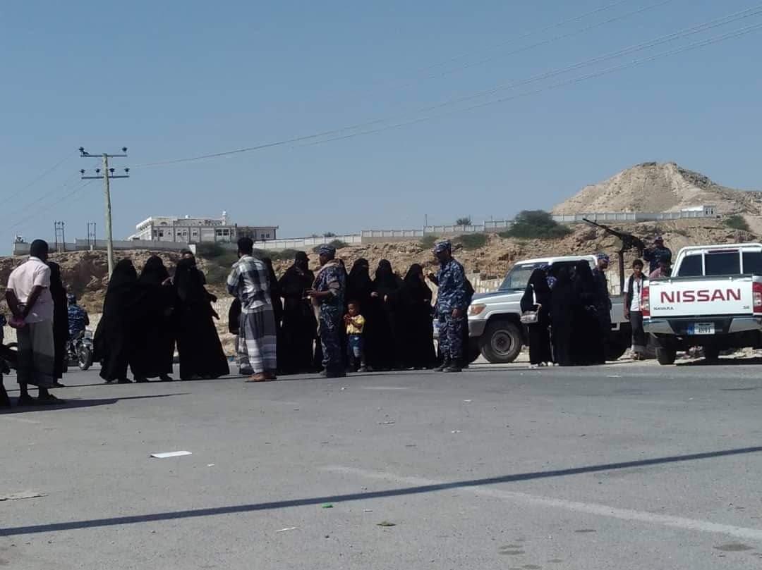 حضرموت: أهالي المعتقلين يواصلون الاحتجاجات ضد قرار منع الزيارات