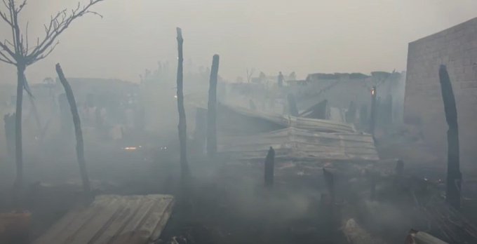 حريق يلتهم عشرات من منازل النازحين بالدريهمي في الحديدة