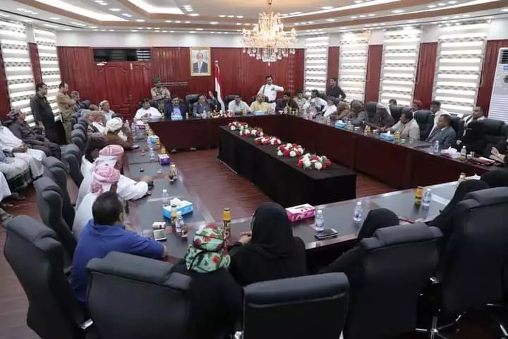 في لقاء موسع مع قيادات الأحزاب والمكونات السياسية في المهرة .. : ياسر : لغة الحوار والتقريب بين الأطراف المتنازعة وصلت إلى طريق شبه مسدود 