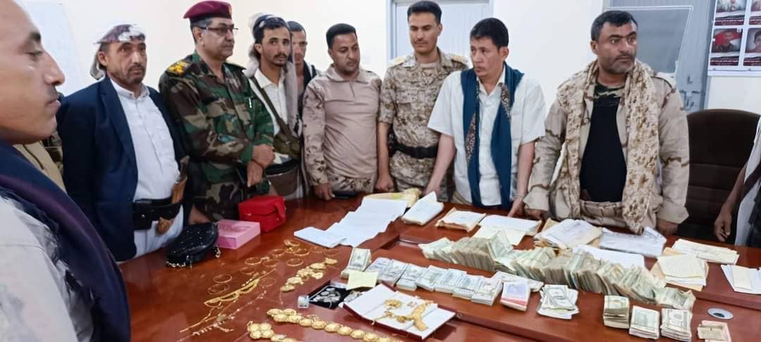 قوات الجيش تعيد 2 كيلو ذهب و أموال لمواطن نزح من منزله في تعز بداية الحرب