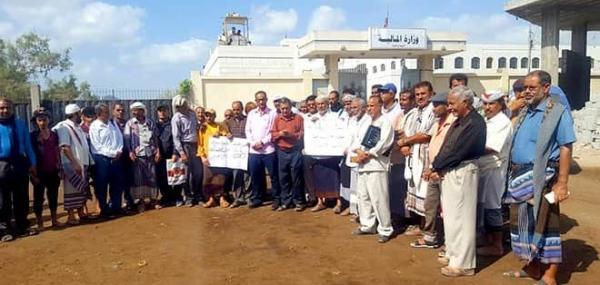نازحو الموظفين يطالبون الحكومة اليمنية بصرف مستحقاتهم مع الزيادات والعلاوات