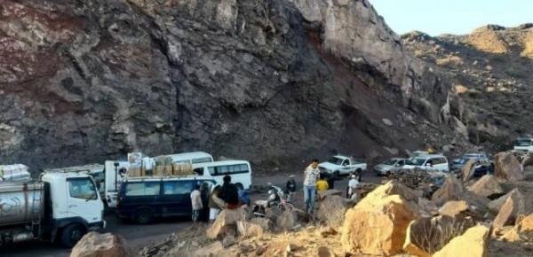 جنود يقطعون طريق الضالع - عدن في منطقة العند للمطالبة بمرتباتهم