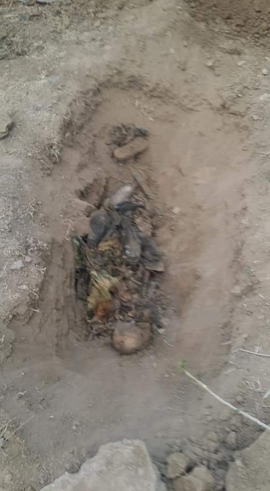 شرطة تعز تعثر على مقبرة سرية دفن فيها 3 جنود عقب اغتيالهم شرق المدينة*