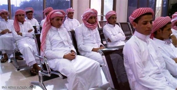 قوات التحالف تسلم تسعة أطفال جندتهم المليشيات إلى الحكومة الشرعية 