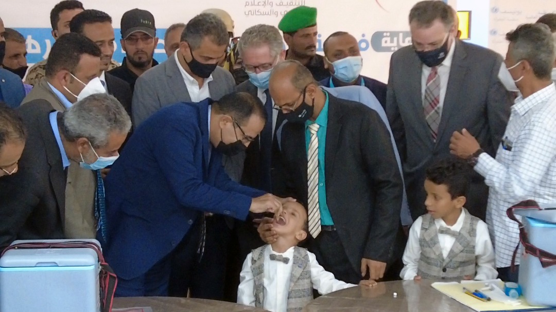 وزير الصحة ومحافظ عدن يدشنان حملة تحصين الاطفال ضد الشلل