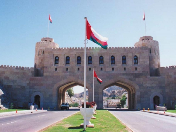 مواطنون يمنيون يتعرضون للنصب والاحتيال في سلطنة عمان باسم "تأشيرة الدخول" ورئيس الجالية يحذر.. أرقام مهمة للتواصل