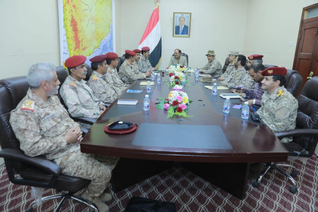 تفاصيل اللقاء الذي جمع الفريق علي محسن  مع قيادات المناطق الثالثة والسادسة والسابعة بحضور قوات التحالف بمأرب
